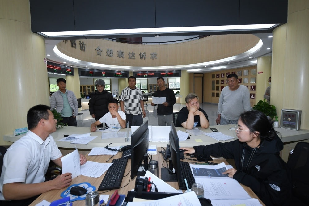 浙江省安吉縣社會治理中心工作人員在處理群眾信訪訴求（5月8日攝）。新華社記者 翁忻旸 攝