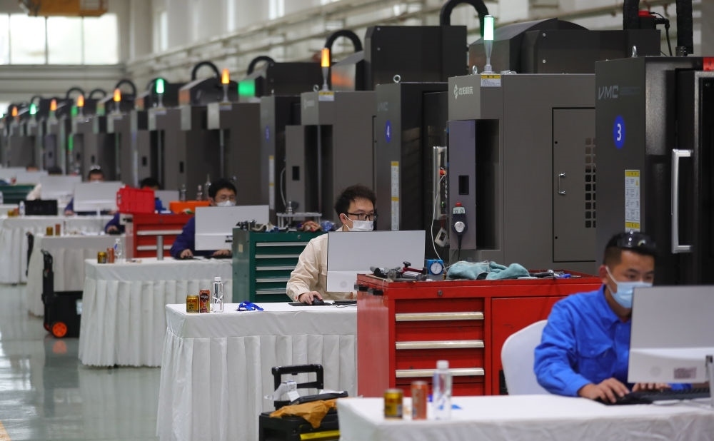 參賽選手在在2022“一帶一路”暨金磚國(guó)家技能發(fā)展與技術(shù)創(chuàng)新之“通用技術(shù)杯”數(shù)控多軸加工大賽中比拼（2022年11月10日攝）。新華社記者 楊青 攝