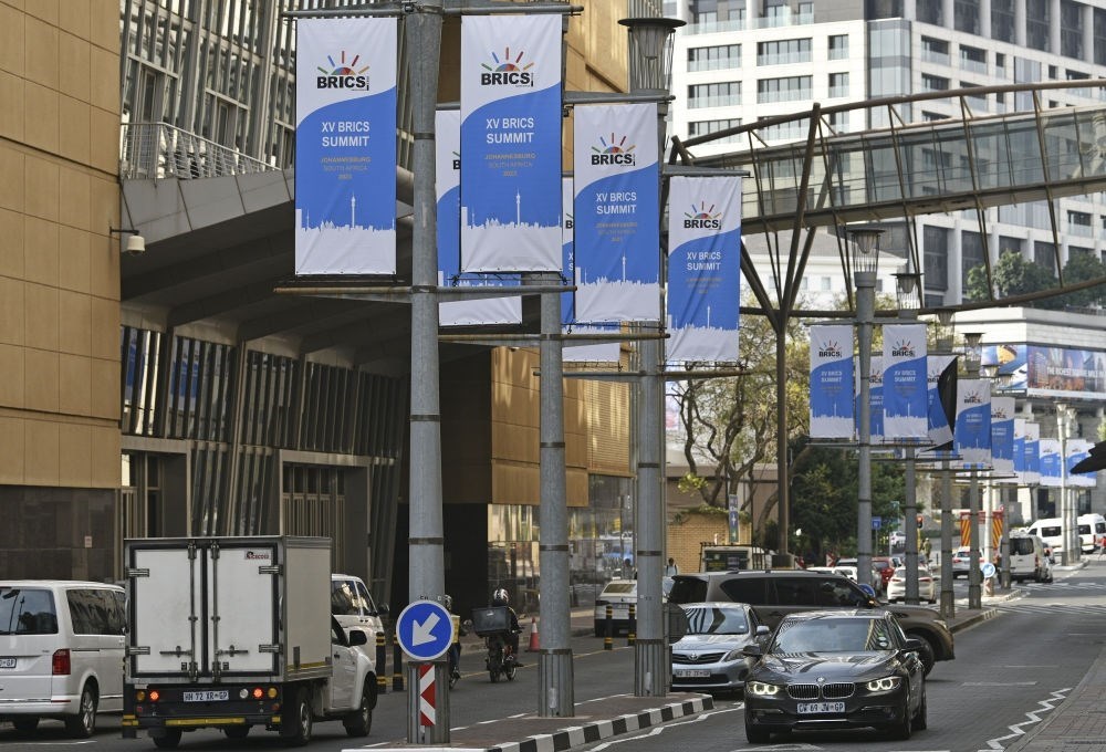 這是8月17日在南非約翰內(nèi)斯堡拍攝的金磚峰會(huì)條幅。金磚國(guó)家領(lǐng)導(dǎo)人第十五次會(huì)晤將于南非約翰內(nèi)斯堡舉行。新華社記者 陳誠(chéng) 攝