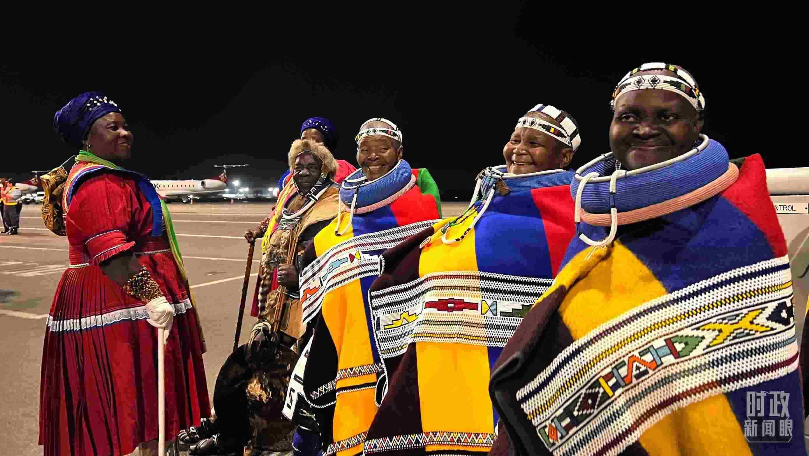 △身穿民族服裝的當?shù)孛癖?。（總臺央視記者程鋮拍攝）