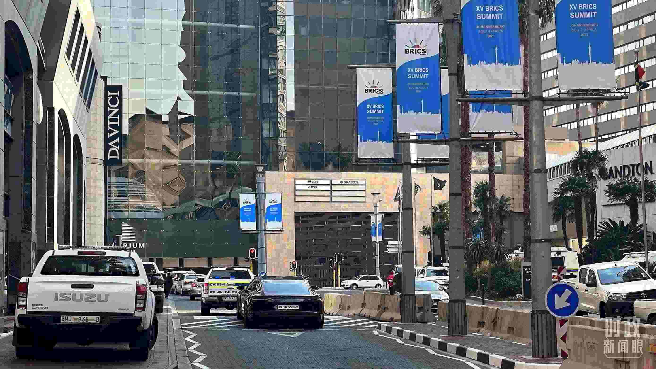 △約翰內(nèi)斯堡，街頭懸掛金磚峰會條幅。（總臺央視記者韓銳拍攝）