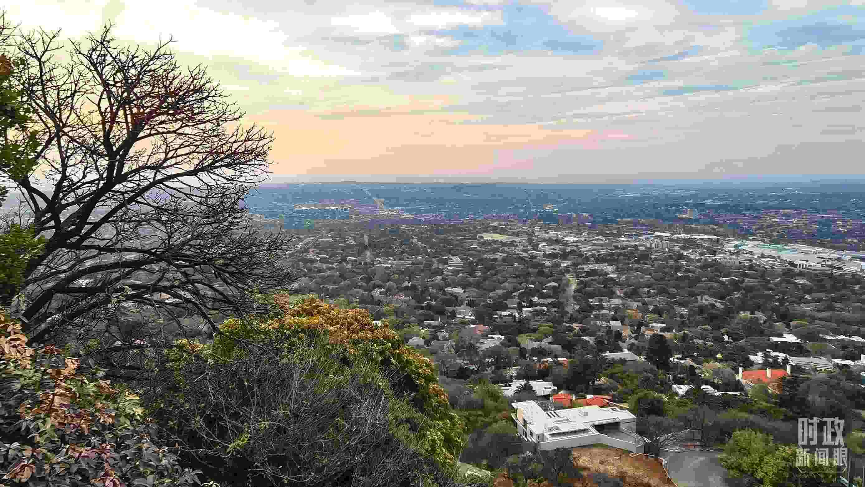 △ 俯瞰南非約翰內(nèi)斯堡。（總臺央視記者韓銳拍攝）