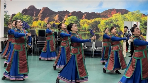 臨潢家園社區(qū)居民在烏蘭牧騎排練廳編排舞蹈。人民網(wǎng)記者 金洪花攝