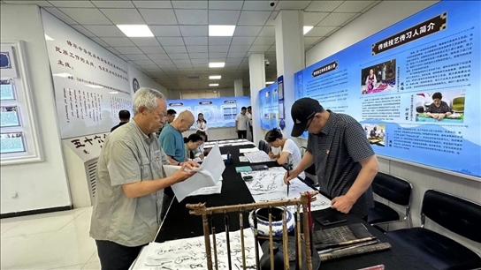 臨潢家園社區(qū)居民在書法練習(xí)室練習(xí)書法。人民網(wǎng)記者 金洪花攝