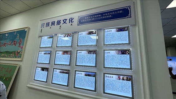 社區(qū)服務(wù)中心內(nèi)民族風(fēng)俗文化墻。人民網(wǎng)記者 金洪花攝