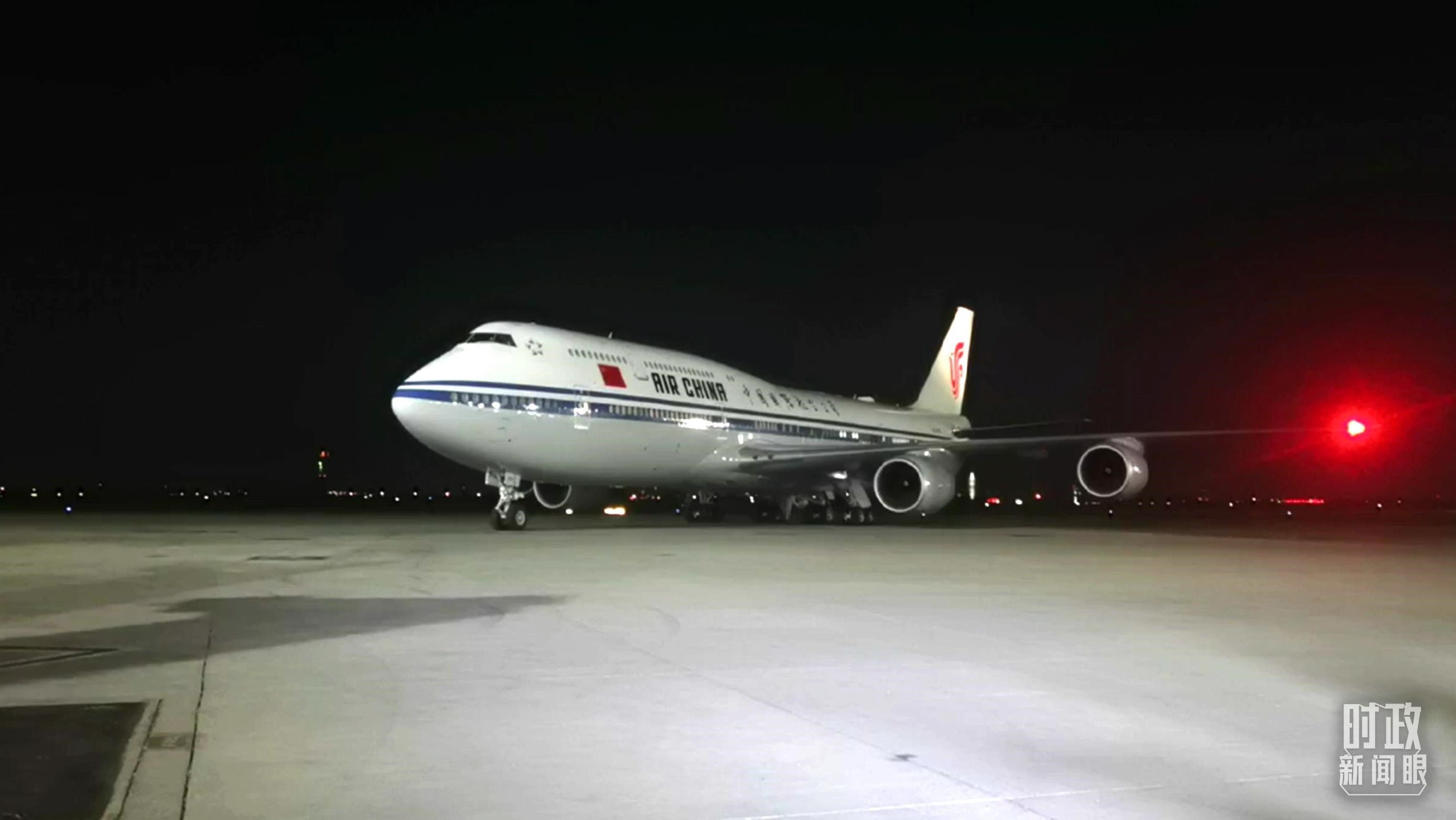 △這是習(xí)近平乘坐的專機。（總臺央視記者鐘銳拍攝）