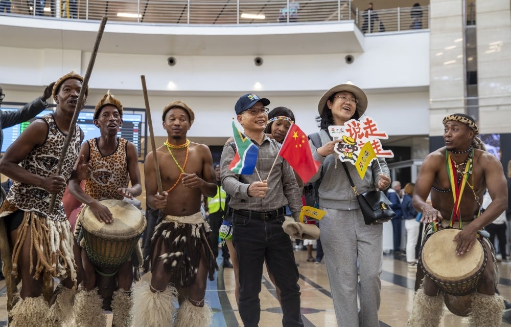 在南非約翰內斯堡坦博國際機場，南非舞蹈演員歡迎中國試點恢復出境團隊旅游后首批抵達南非的中國游客（2023年3月29日攝）。