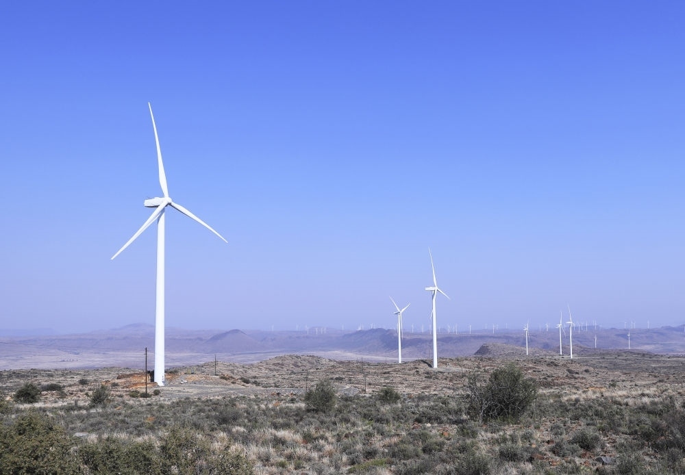 這是在南非北開普省德阿鎮(zhèn)拍攝的德阿風電項目風機（2023年8月10日攝）。由中國龍源電力集團南非公司運營的德阿風電項目每年發(fā)電量超過7.5億千瓦時，相當于節(jié)約20多萬噸標準煤，減排二氧化碳約70萬噸。