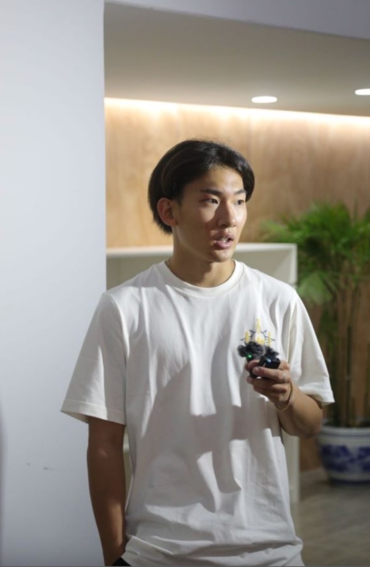 蘇翊鳴接受媒體采訪。