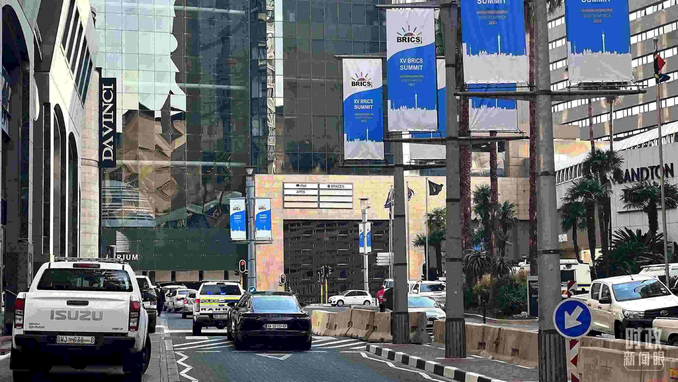 △約翰內(nèi)斯堡街頭的金磚元素。（總臺央視記者程鋮拍攝）