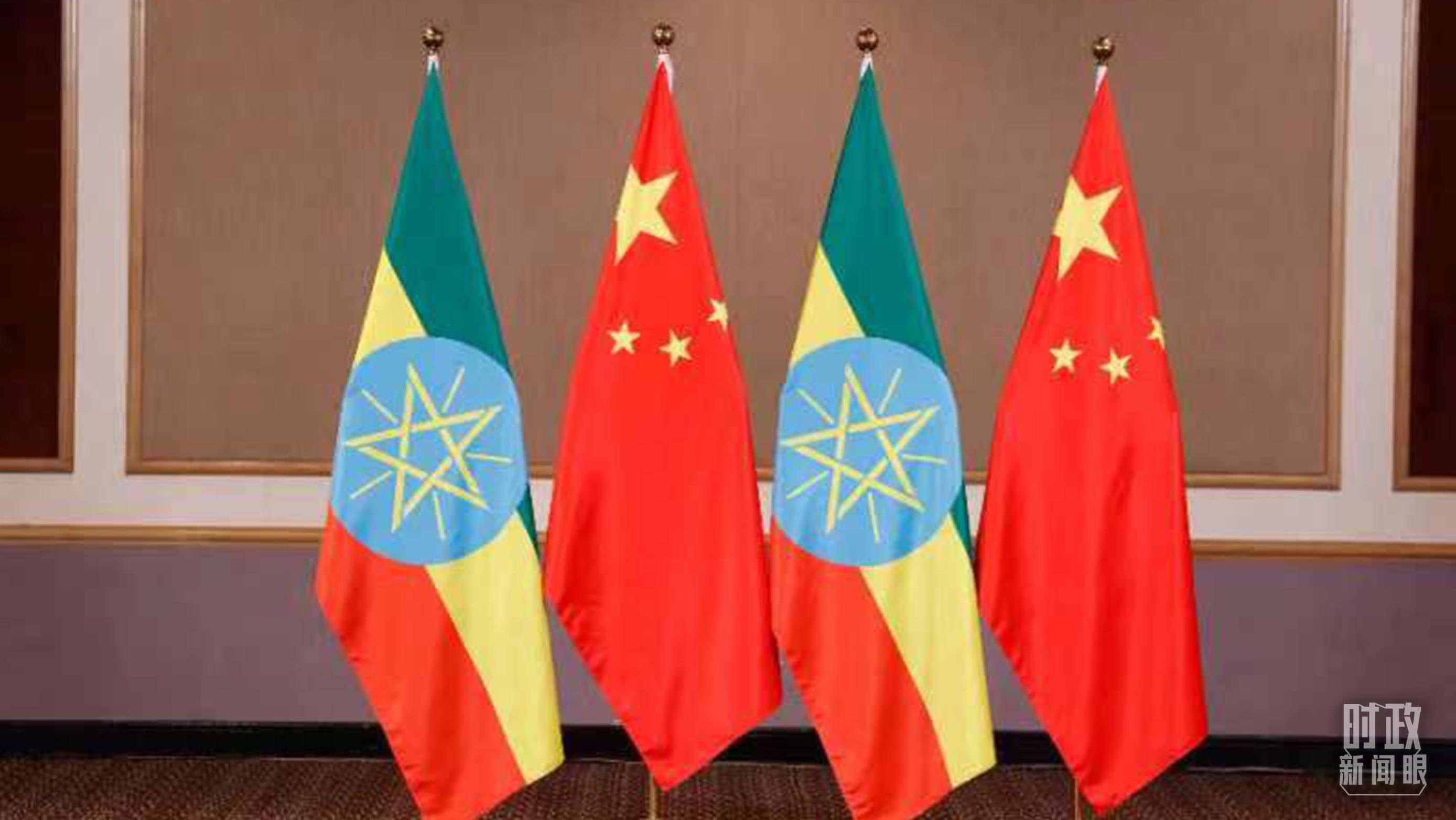 △會見現(xiàn)場的中國、埃塞兩國國旗。（總臺央視記者耿小龍拍攝）