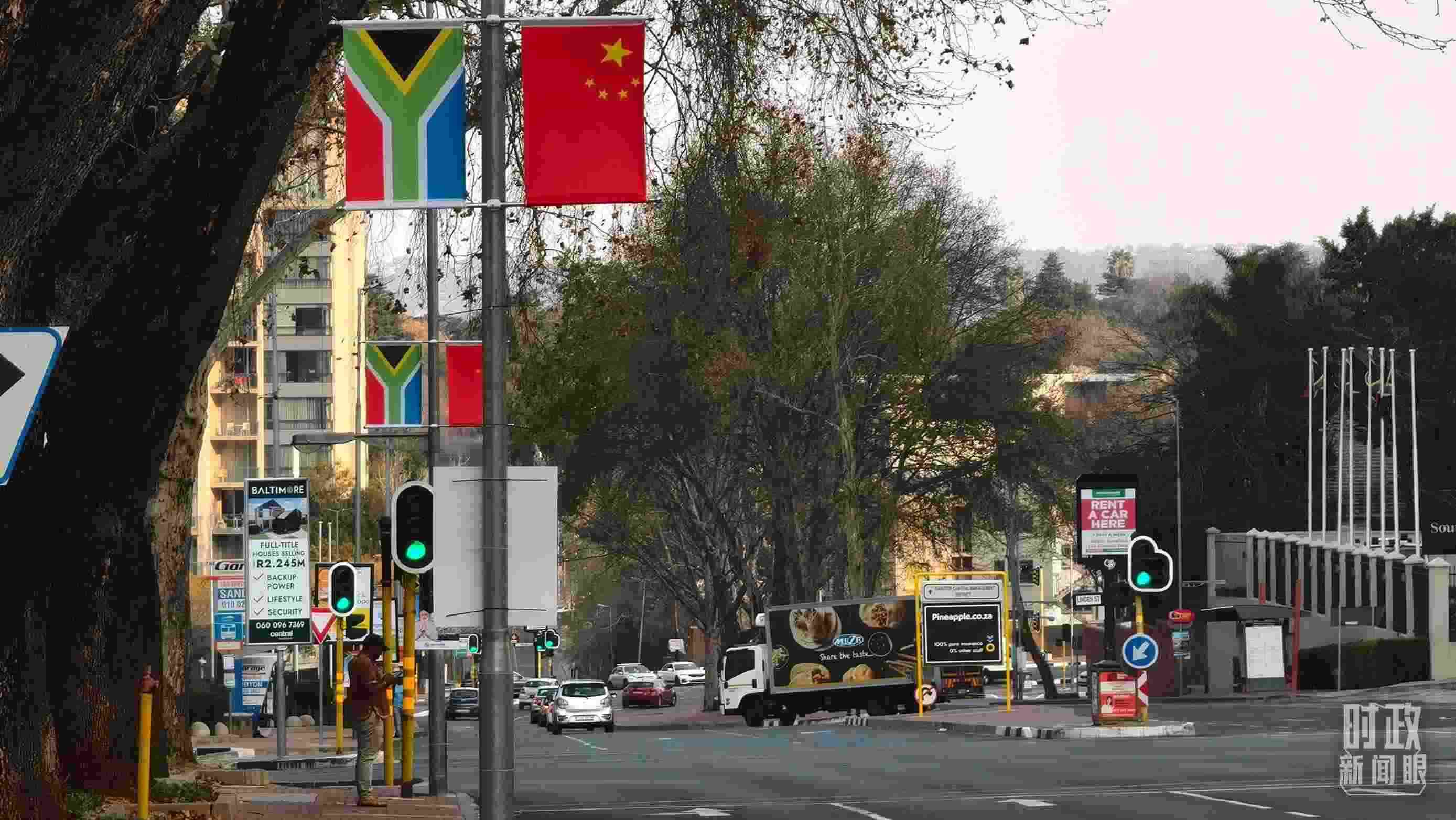 △約翰內(nèi)斯堡街道兩側(cè)懸掛的中國國旗。（總臺央視記者韓銳拍攝）