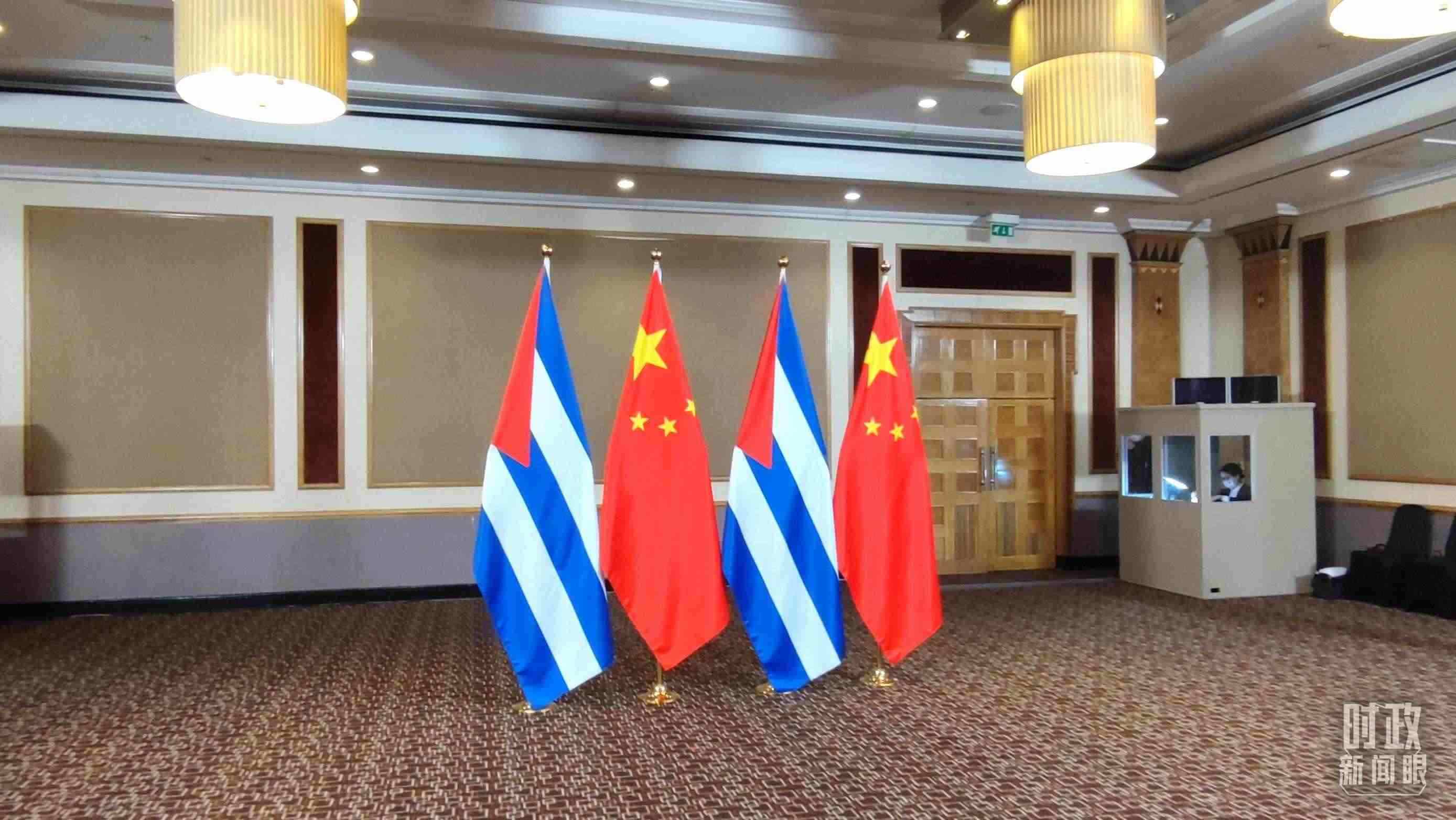 △會見現(xiàn)場的中古兩國國旗。（總臺央視記者耿小龍拍攝）