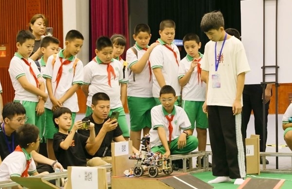 青少年學(xué)生現(xiàn)場觀看比賽。北京工商大學(xué)供圖