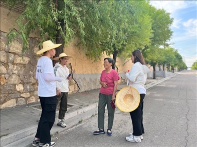 國土整治與生態(tài)修復實踐調(diào)研團師生與村民交流。校方供圖