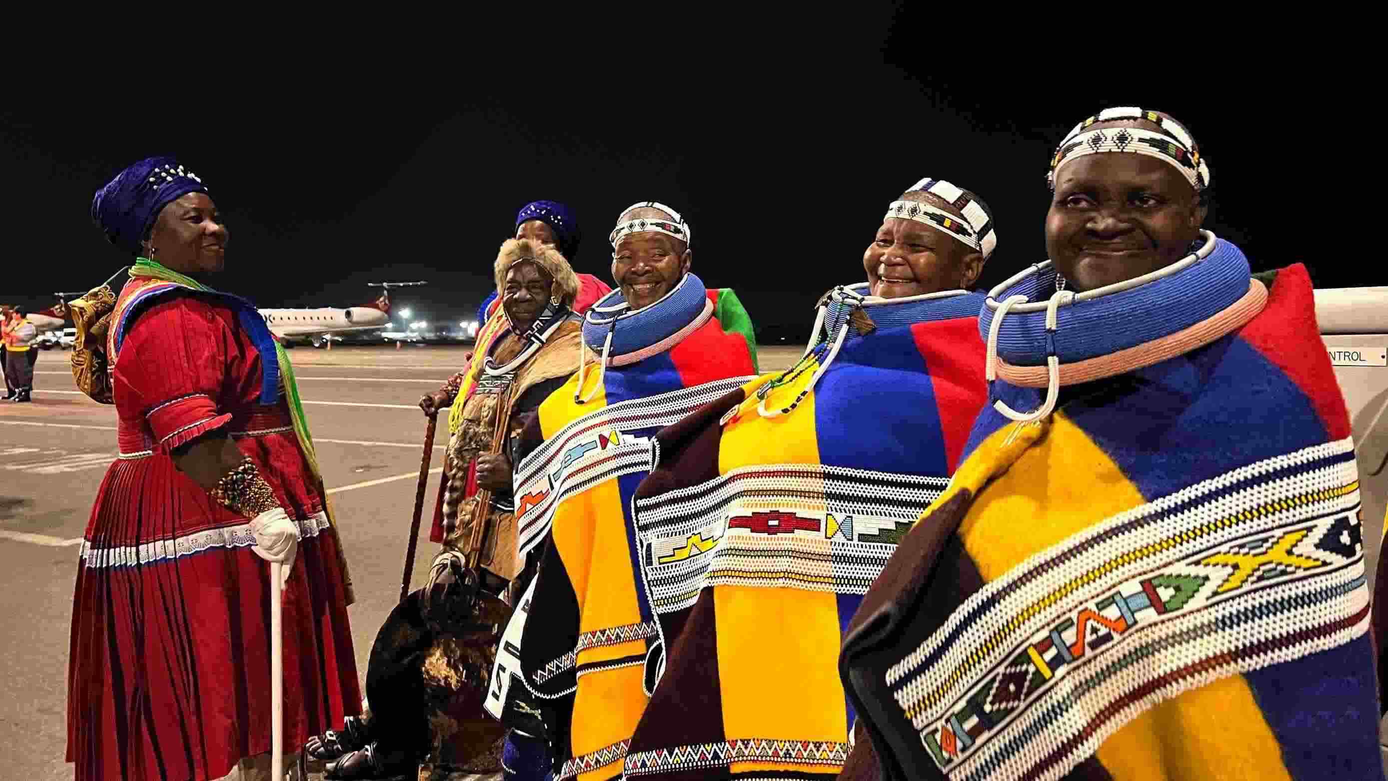當(dāng)?shù)貢r間2023年8月21日晚，習(xí)近平主席乘坐的專機抵達南非約翰內(nèi)斯堡坦博國際機場，這是身穿民族服飾迎接的當(dāng)?shù)厝罕姟? width=