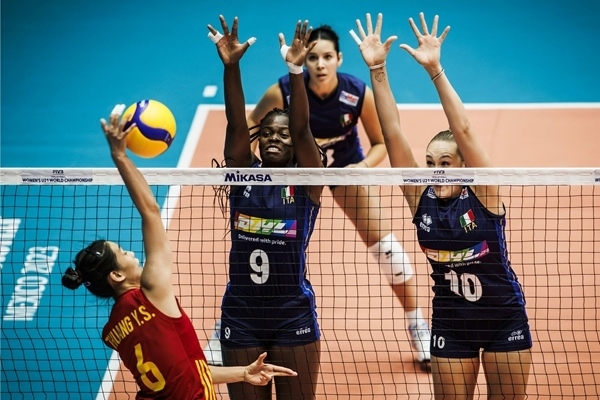 中國(guó)隊(duì)球員莊宇珊(左)在比賽中。圖片來源：國(guó)際排聯(lián)