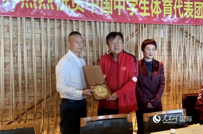 巴西中國(guó)和平統(tǒng)一促進(jìn)會(huì)會(huì)長(zhǎng)王俊曉向中國(guó)中學(xué)生體育代表團(tuán)團(tuán)長(zhǎng)劉立新贈(zèng)送紀(jì)念品。人民網(wǎng)記者 宋亦然攝