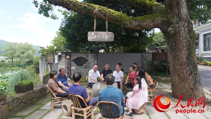 余杭區(qū)徑山鎮(zhèn)小古城村村民在“樟樹下議事”。人民網(wǎng)肖聰聰攝