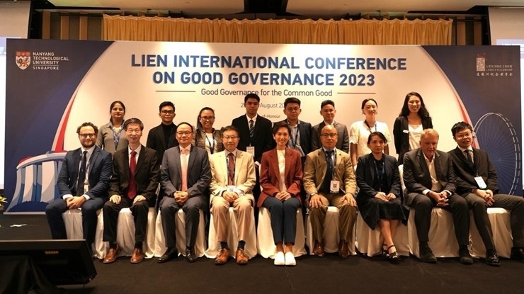 與會(huì)嘉賓和新書的編者及章節(jié)作者合影。新加坡南洋理工大學(xué)供圖