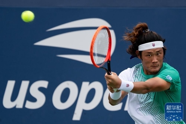 張之臻在比賽中回球。新華社記者 劉杰 攝