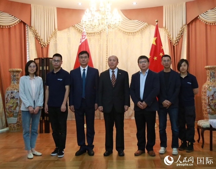 謝小用大使與人民網(wǎng)記者合影。