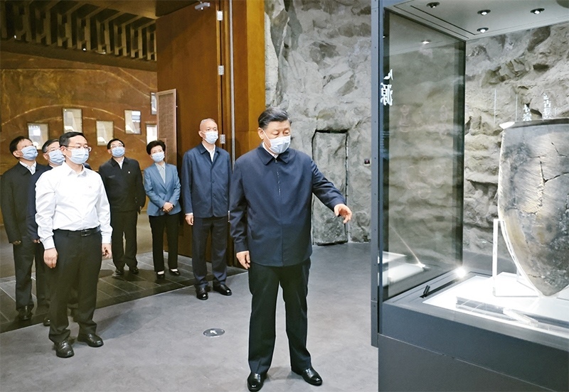 2023年6月2日，中共中央總書記、國家主席、中央軍委主席習(xí)近平在北京出席文化傳承發(fā)展座談會并發(fā)表重要講話。這是座談會前，習(xí)近平2日下午在中國歷史研究院考察。 新華社記者 鞠鵬/攝
