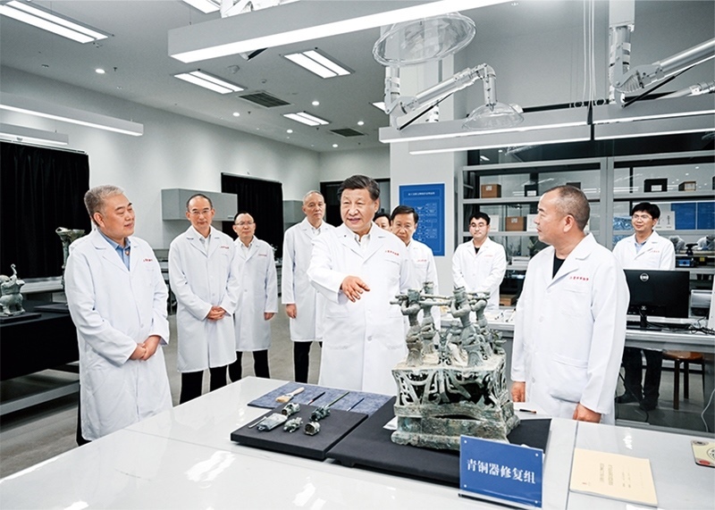 2023年7月25日至27日，中共中央總書記、國家主席、中央軍委主席習(xí)近平在四川考察。這是26日下午，習(xí)近平在位于德陽市廣漢市的三星堆博物館文物保護(hù)與修復(fù)館，同現(xiàn)場工作人員親切交流。 新華社記者 謝環(huán)馳/攝