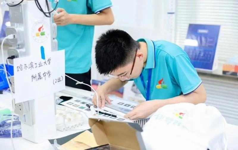 △今年7月，“逐夢蒼穹”科技主題教育活動在北京市八一學校舉辦。來自全國各地的百余名師生，在動手實踐中學習航天知識、提高創(chuàng)新能力。