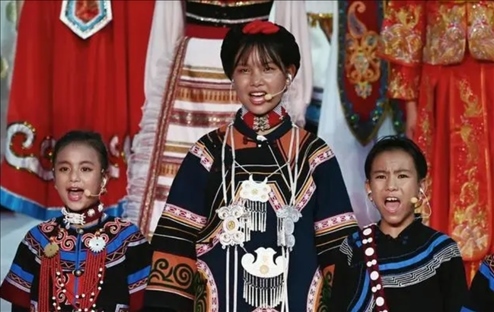 △今年7月，在成都大運會開幕式上，從大山深處走來的孩子們，自信地站在舞臺中央，以歌聲表達對未來的憧憬。