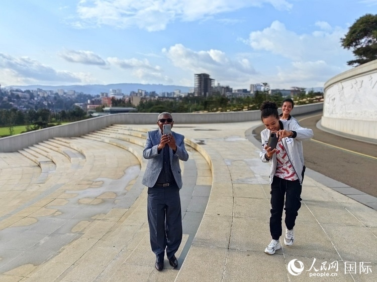 亞的斯亞貝巴友誼廣場的游客與人民網(wǎng)記者互動。人民網(wǎng)記者 陳星星攝