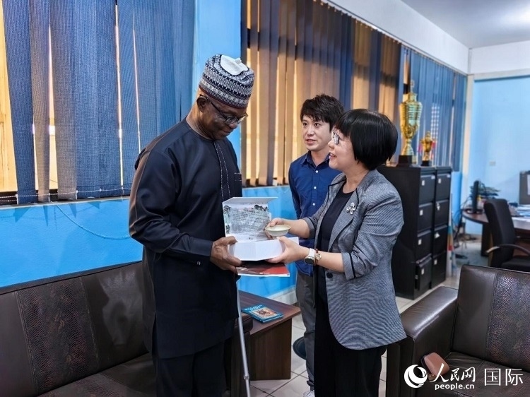 人民網(wǎng)監(jiān)事會主席唐維紅（右一）帶隊(duì)訪問尼日利亞通訊社，與該社總裁布克·龐勒（左一）交流。人民網(wǎng)記者 陳星星攝