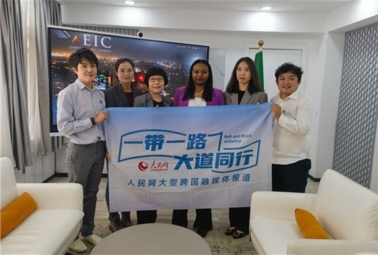 埃塞俄比亞投資委主任萊利斯（右三）、萬巧云（左二）與人民網(wǎng)記者合影。