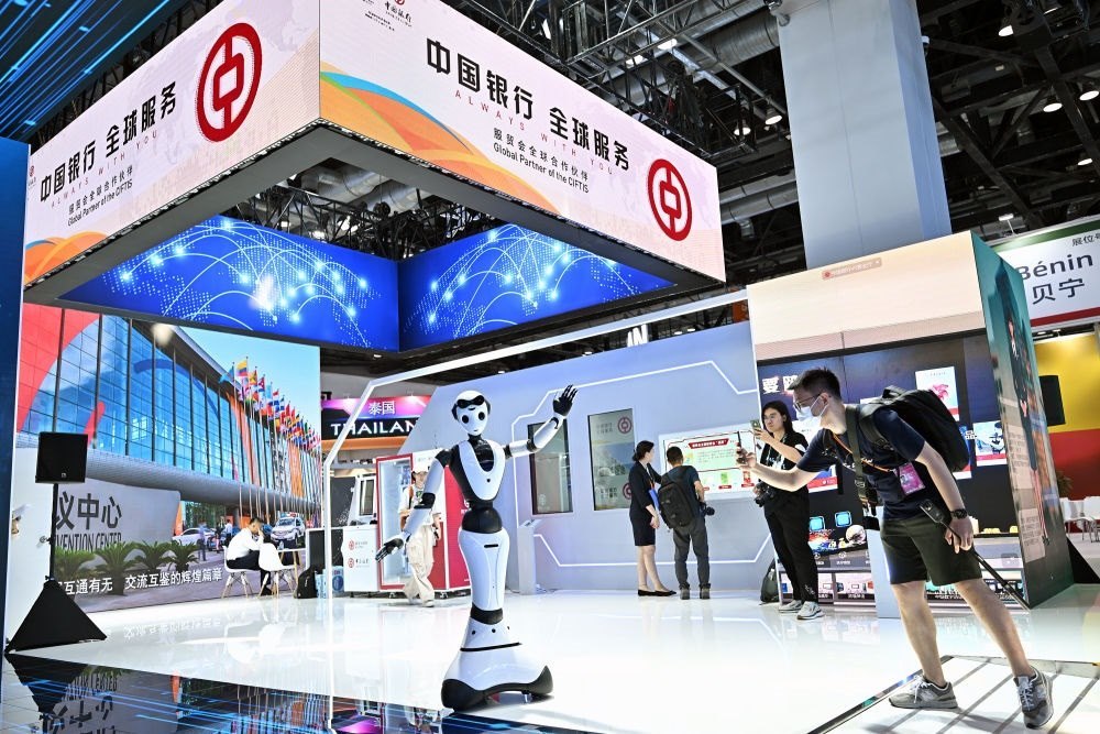 9月1日，媒體記者在國家會議中心中國銀行展臺拍攝一款迎賓接待機器人。新華社記者 李鑫 攝