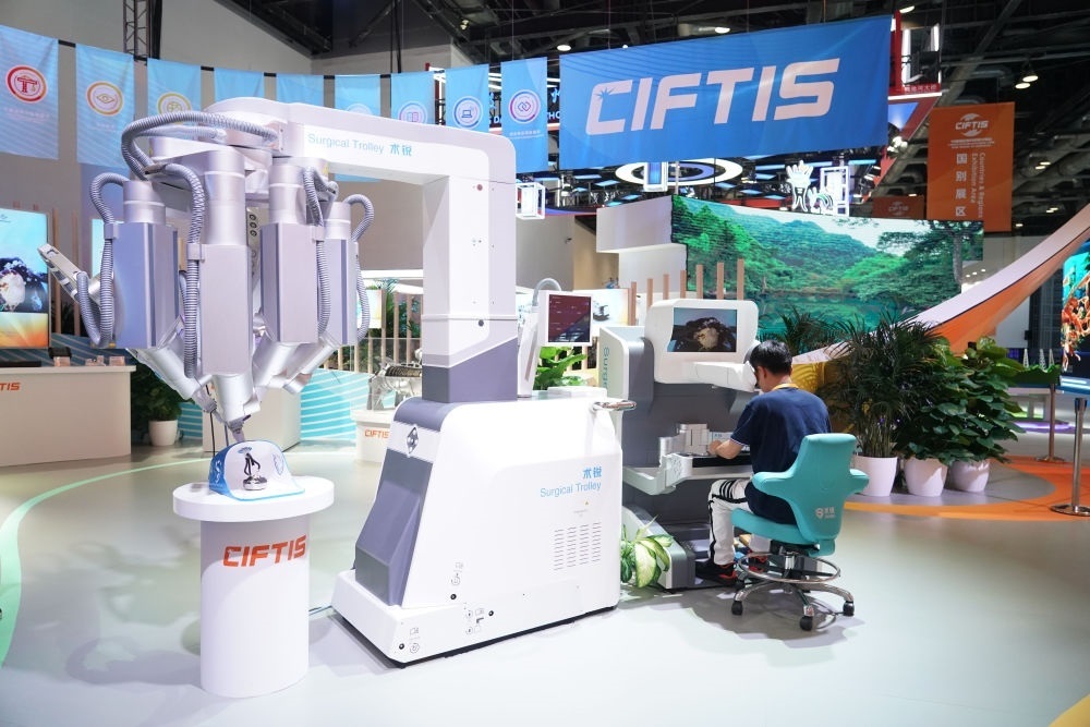 這是9月1日在國家會議中心拍攝的一款單孔腔鏡手術機器人。新華社記者 任超 攝