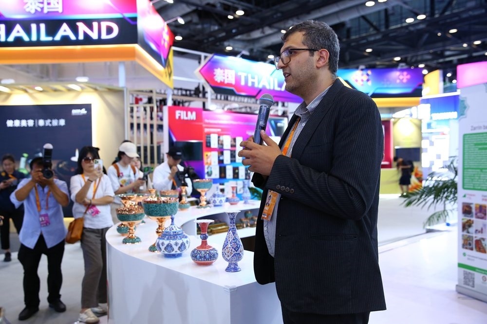 9月1日，參展商在國家會議中心向媒體記者介紹展臺信息。新華社記者 孫瑋彤 攝