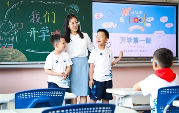 8月30日，雄安史家胡同小學(xué)學(xué)生體驗(yàn)學(xué)校生活。