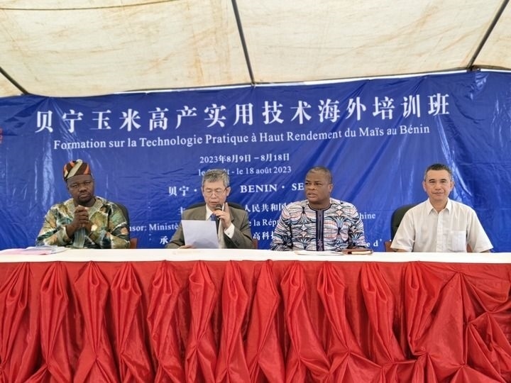 8月9日，2023年貝寧“玉米高產(chǎn)實(shí)用技術(shù)培訓(xùn)班”開班儀式在位于塞梅波吉市的中國援貝寧農(nóng)業(yè)技術(shù)示范中心舉行。