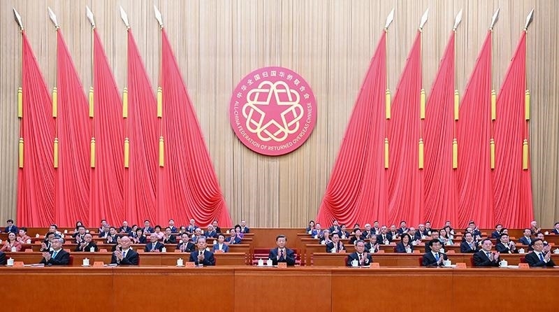 2023年8月31日，第十一次全國歸僑僑眷代表大會在北京人民大會堂開幕。習近平等黨和國家領導人到會祝賀