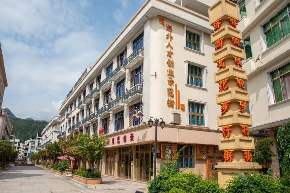 浙江溫州文成縣玉壺鎮(zhèn)是全國著名僑鄉(xiāng)。近年來，當?shù)胤e極搭建平臺，吸引華僑回鄉(xiāng)創(chuàng)業(yè)。圖為該鎮(zhèn)的海外人才創(chuàng)業(yè)示范街