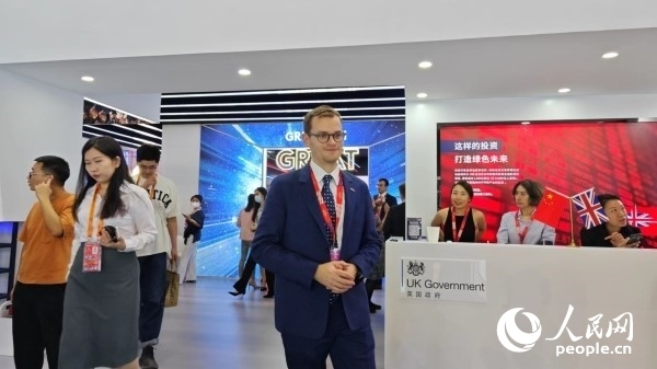 9月2日，英國館館長、英國商業(yè)貿(mào)易部市場推廣主管康鵬接受人民網(wǎng)記者采訪。人民網(wǎng)記者 趙雯博攝