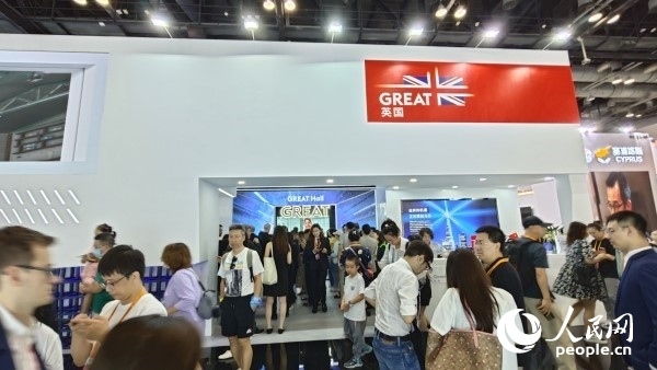 9月3日，英國館吸引參展觀眾駐足。人民網(wǎng)記者 趙雯博攝