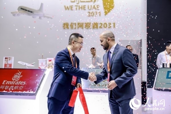 9月3日，阿聯(lián)酋駐華大使館臨時(shí)代辦、副館長哈利德·沙赫參贊與中國貿(mào)促會(huì)聯(lián)絡(luò)部二級(jí)巡視員楊曉軍揭幕阿聯(lián)酋國家館。圖片由阿聯(lián)酋駐華大使館提供