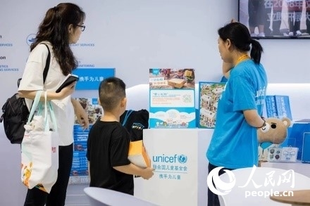 9月2日，觀眾駐足聯(lián)合國兒童基金會(huì)展館。圖片由聯(lián)合國兒童基金會(huì)提供