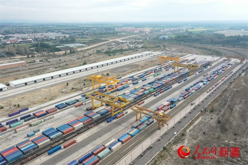 8月8日，在霍爾果斯口岸換裝廠區(qū)，工人正在進(jìn)行吊箱作業(yè)。 人民網(wǎng)記者 張力洋攝