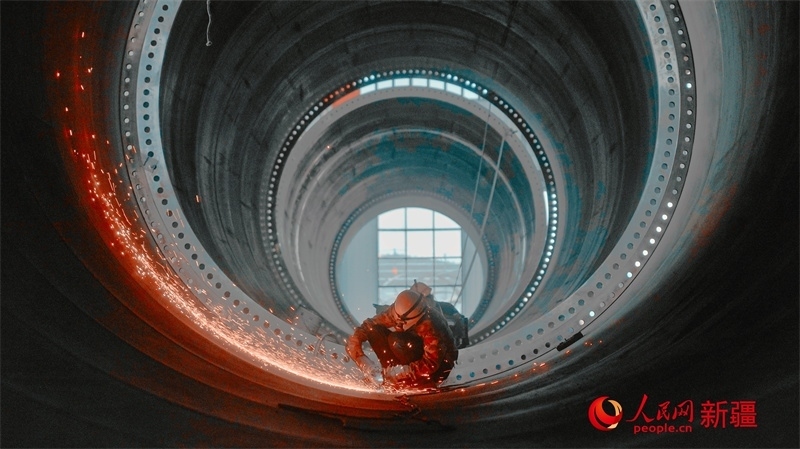 中國水利水電四局（塔城）裝備制造基地，工人們正在開展作業(yè)。 人民網(wǎng) 李欣洋攝