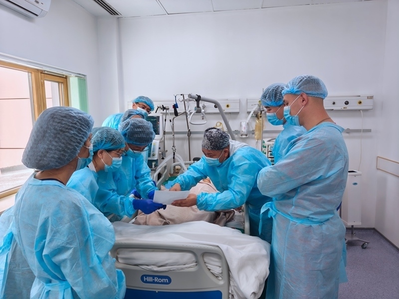 中哈專家團(tuán)隊完成哈國首例離體肝切和自體肝移植術(shù)。 新疆醫(yī)科大學(xué)第一附屬醫(yī)院供圖