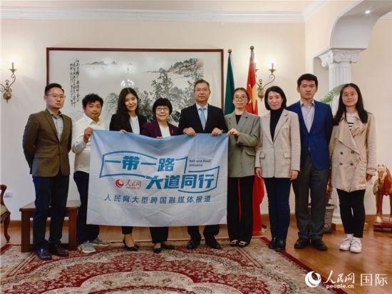 胡長春大使、駐非盟使團(tuán)工作人員與人民網(wǎng)記者合影。