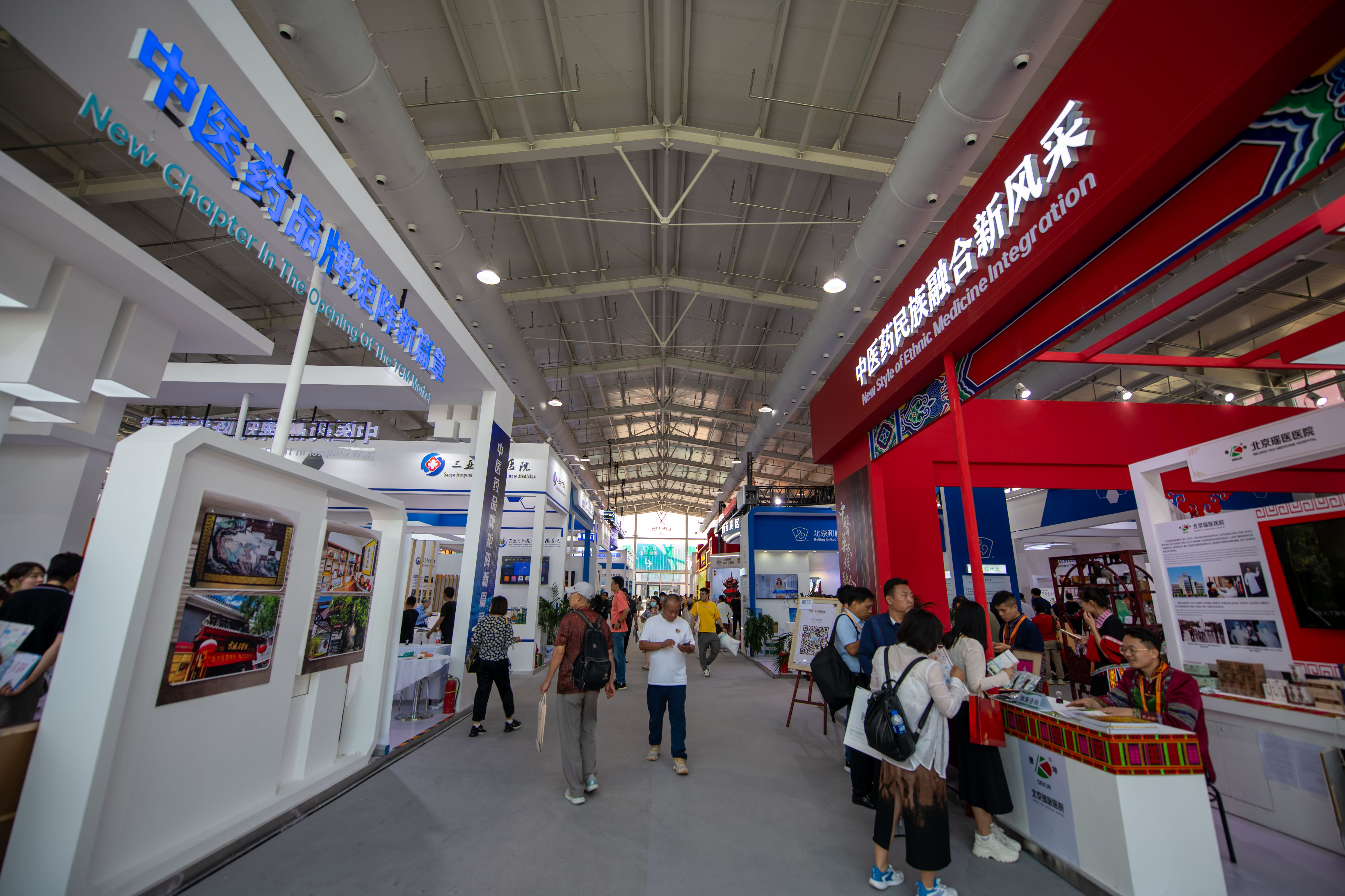 在位于首鋼園的健康衛(wèi)生服務(wù)展區(qū)，觀眾正在參觀。人民網(wǎng)記者 翁奇羽攝