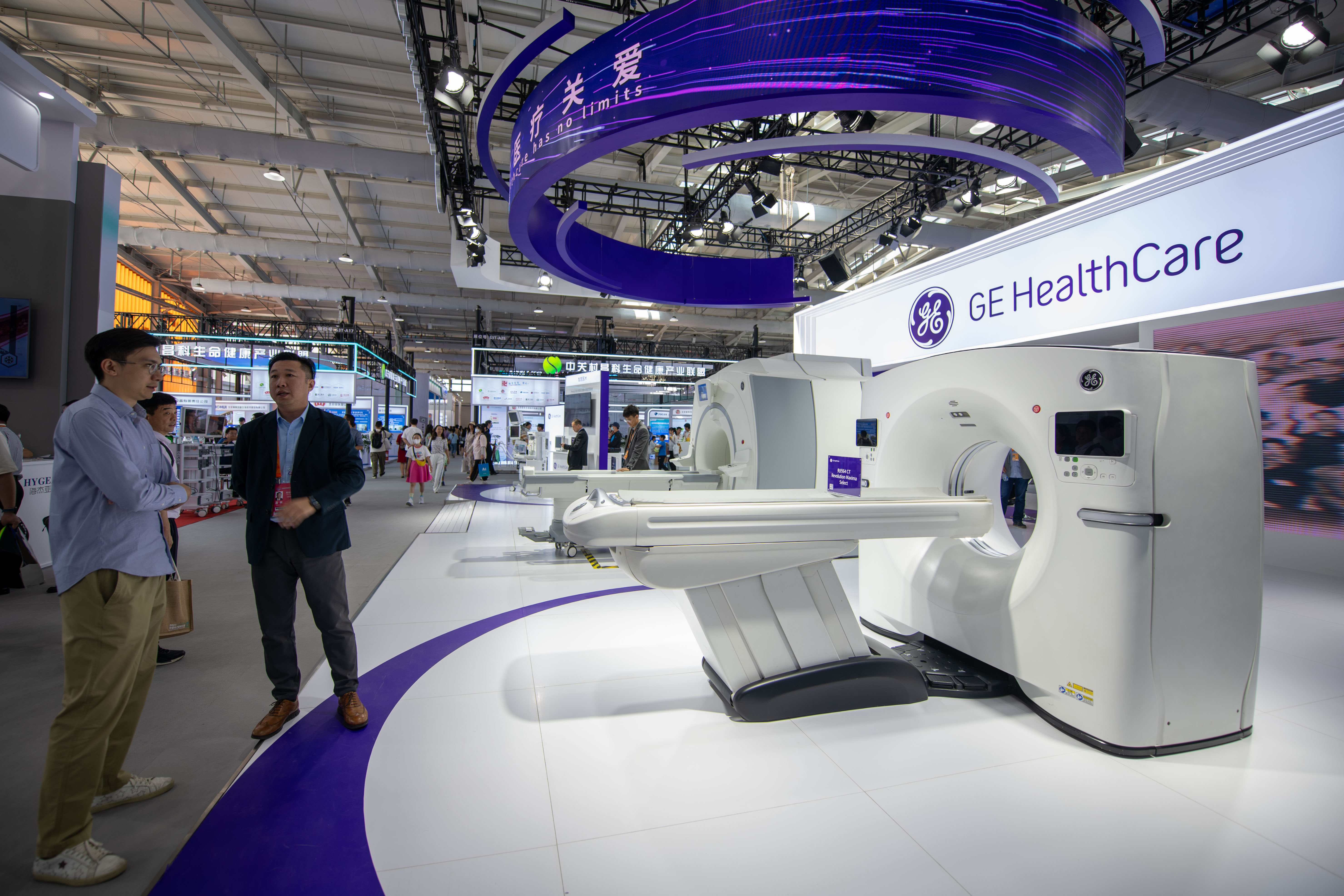 9月3日，在位于首鋼園的健康衛(wèi)生服務(wù)展區(qū)，觀眾正在參觀GE展臺(tái)。人民網(wǎng)記者 翁奇羽攝
